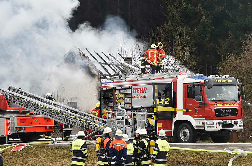 Im Hettenshausener Ortsteil Winden ist eine Maschinenhalle samt Reparaturwerkstatt abgebrannt. Auch eine Sammlung von Oldtimer-Motorrädern fiel den Flammen zum Opfer.