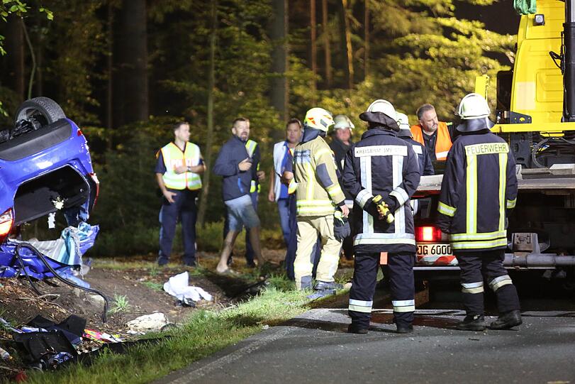 Zwei Mädchen sterben in dem Wrack. Bei einem der Opfer handelt es sich um die Tochter des Feuerwehrkommandanten, der als erster an die Unfallstelle kommt.