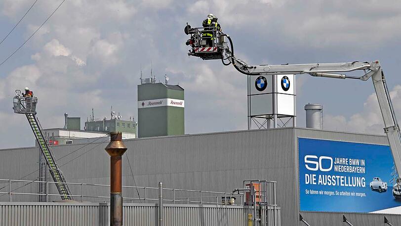 Bilder des Feuerwehreinsatzes am Landshuter BMW-Werk: Der Sachschaden wird auf über zwei Millionen Euro geschätzt.