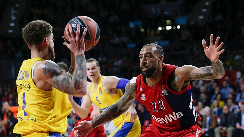 Die beiden Topscorer im direkten Duell: Scottie Wilbekin und Bayerns Derrick Williams (r.).