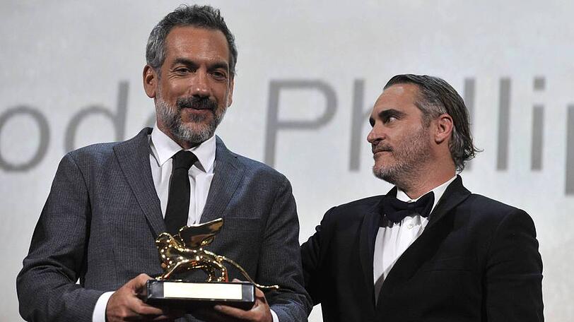 Regisseur Todd Phillips (l.) und Joaquin Phoenix bei der Übergabe des Goldenen Löwen