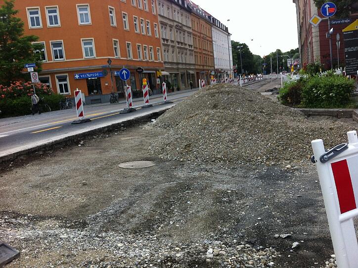 Seit Wochen eine Großbaustelle, hier wird die Straße aufgerissen.