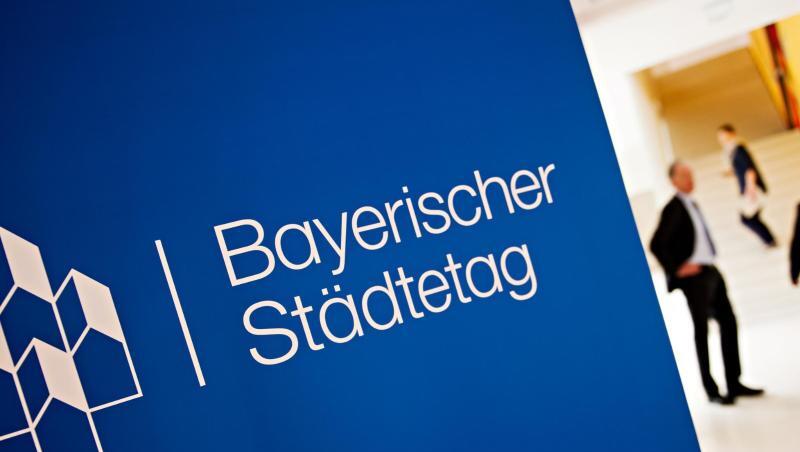 Der Schriftzug "Bayerischer Städtetag" steht auf einem Plakat. Foto: Nicolas Armer/dpa/Symbolbild Der Schriftzug "Bayerischer Städtetag" steht auf einem Plakat. Foto: Nicolas Armer/dpa/Symbolbild