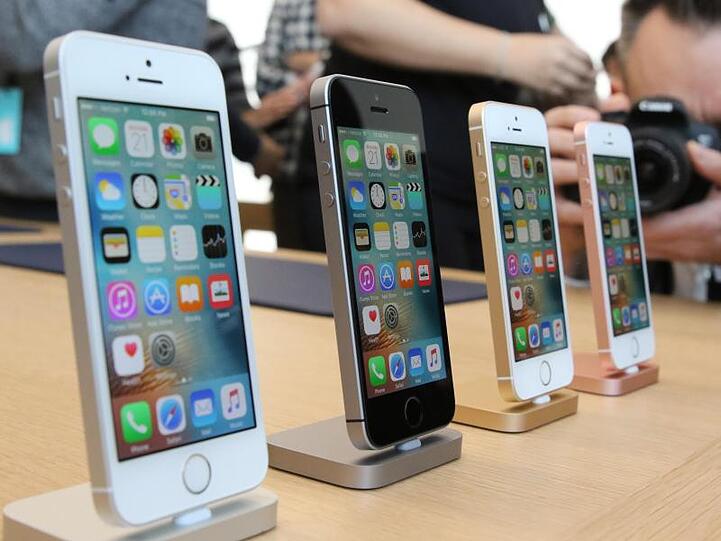Apple will laut einem Medienbericht im kommenden Frühjahr wieder ein günstigeres iPhone-Modell ins Sortiment nehmen.