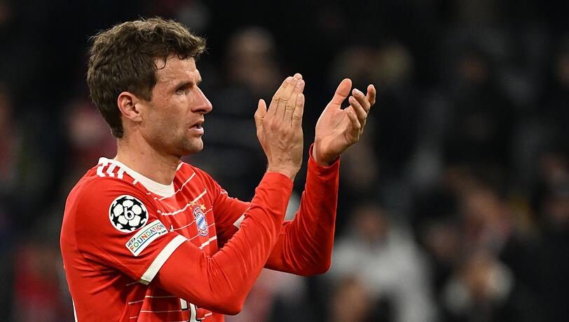 Thomas Müller applaudiert nach der Partie. Thomas Müller applaudiert nach der Partie.