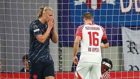 ManCity-Torjäger Erling Haaland trauert eine vergebenen Chance nach.