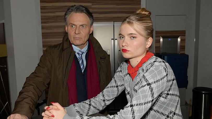 "GZSZ": F&uuml;r Gerner (l.) sind bei dem Treffen mit Johanna (r.) die Spannungen der Geschwister deutlich sp&uuml;rbar.