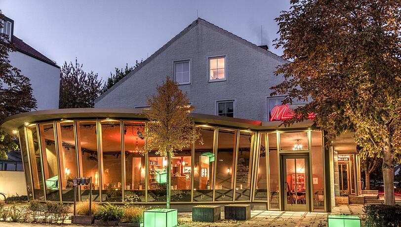 Der Anbau in Form eines 50er-Jahre Nierentisches ist das Markenzeichen des Hauses und dient als Café, sowie zweite Spielstätte. Der Anbau in Form eines 50er-Jahre Nierentisches ist das Markenzeichen des Hauses und dient als Café, sowie zweite Spielstätte.