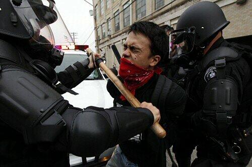 Ein Demonstrant im Griff der Polizei