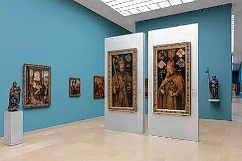 Dürers Kaiserbilder als freistehendes Begrüßungskomitee: Auftakt der renovierten Hauptachse der Meistergalerie.