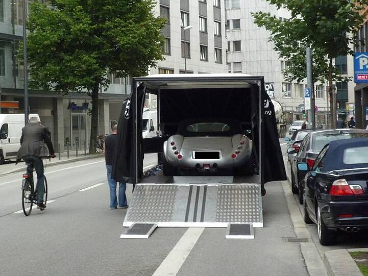 Klar, wo sollte man so einen schicken Flitzer am Oberanger auch sonst anliefern oder abholen?