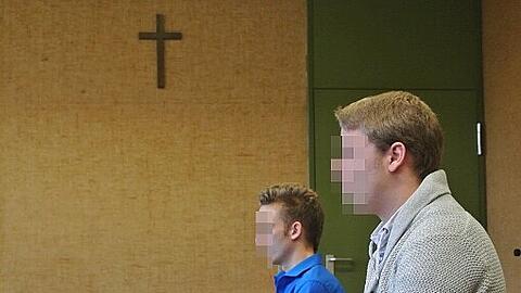 Die beiden Angeklagten Lucas W. (22) und Benjamin S. (22) müssen sich wegen fahrlässiger Tötung vor Gericht verantworten. Sie öffnen bei voller Fahrt die U-Bahntür. Ein Spezl fällt heraus.