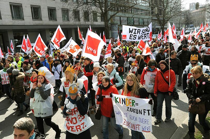 Wie hier in München, legten vielerorts in Bayern tausende öffentlich Bedienstste die Arbeit nieder und demonstrierten für mehr Lohn.
