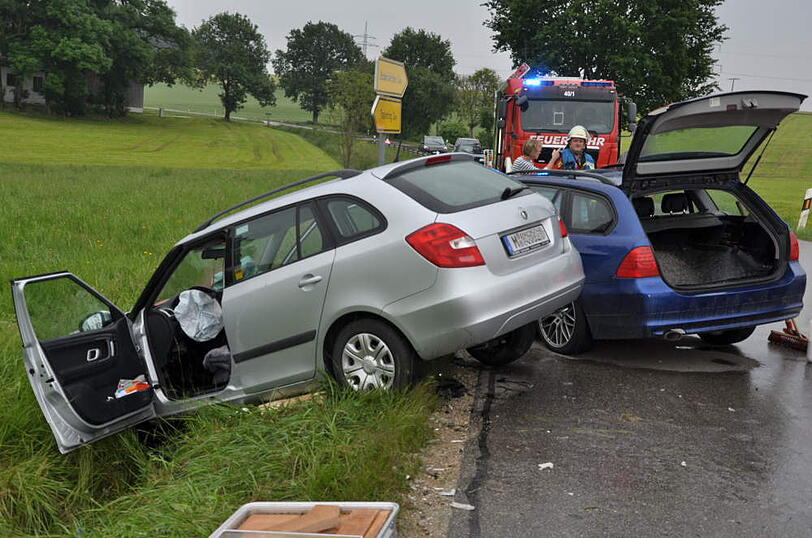 Beide Wracks landeten im Straßengraben.