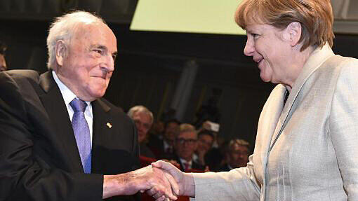 Bundeskanzlerin Angela Merkel und Helmut Kohl bei einer ihrer letzten Begegnungen.