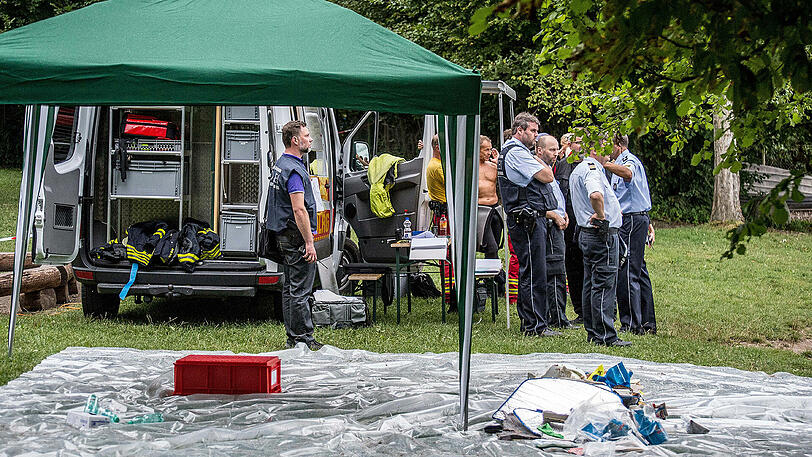 Ein Kleinflugzeug ist bei Konstanz-Litzelstetten in den Bodensee gestürzt. Einsätzkräfte sind am Unfallort.