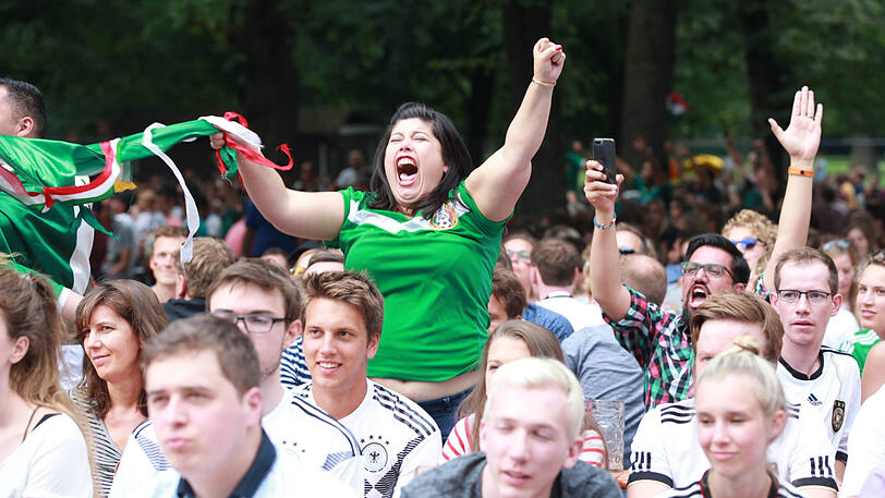 Deutsche und mexikanische Fans im Hirschgarten: die Bilder vom Public Viewing.