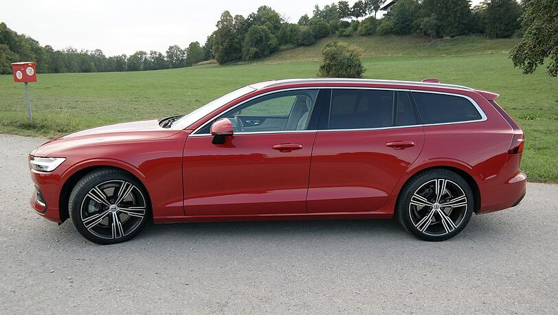 Die Seitenlinie des Volvo V60 mit ihren kühnen Rundungen ist besonders gut gelungen. Die Seitenlinie des Volvo V60 mit ihren kühnen Rundungen ist besonders gut gelungen.