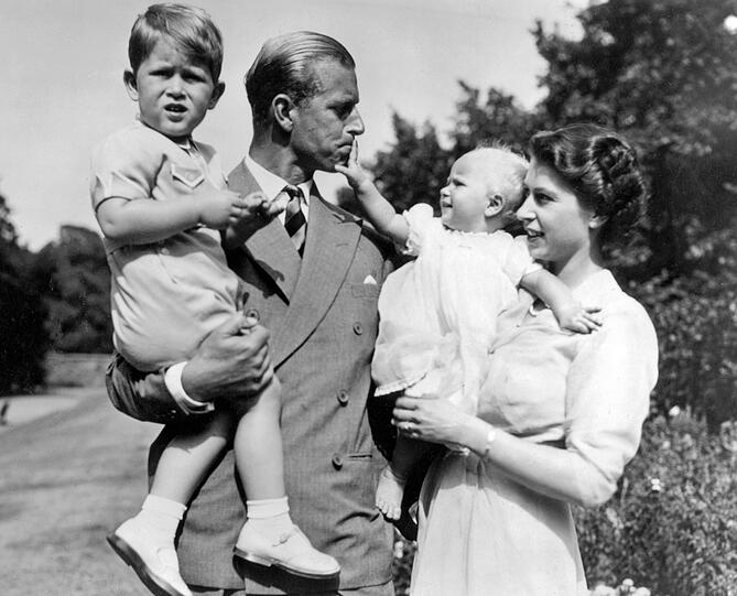 Als Prinzessin Elizabeths Vater König George VI. 1952 plötzlich starb, änderte sich das Leben der jungen Familie schlagartig. Elizabeth musste ihrem Vater auf den Thron folgen und Prinz Philip seine Karriere als Marineoffizier beenden. Es folgten über 70 Jahre voller royaler Aufgaben und ein Leben in der Öffentlichkeit.