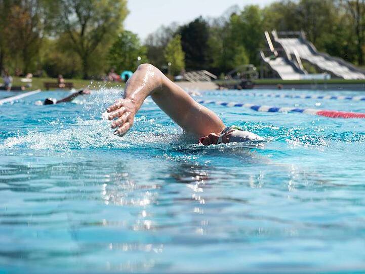 Mit vollem Magen nicht ins Wasser - diesen Tipp dürften die meisten kennen. Aber was ist wirklich dran?