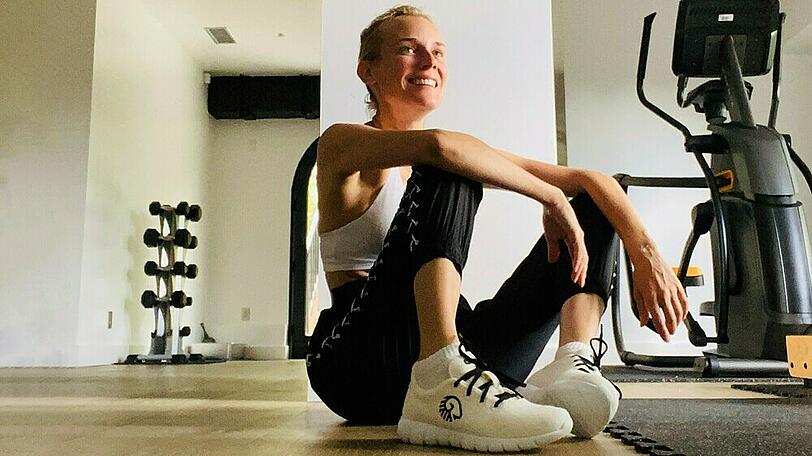 Schauspielerin Diane Kruger kombiniert die beiden Sneaker-Trends weiß und nachhaltig.