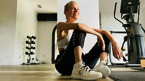 Schauspielerin Diane Kruger kombiniert die beiden Sneaker-Trends weiß und nachhaltig.