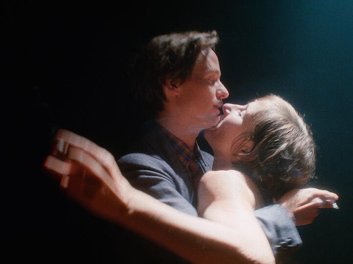Kuss der Nymphomanin: Meret Becker küsst Tom Schilling in der freien Erich-Kästner-Verfilmung "Fabian" von Dominik Graf.