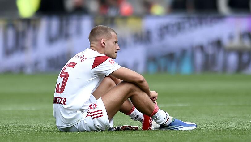 Der Nürnberger Fabian Nürnberger sitzt nach dem Spiel auf dem Rasen.
