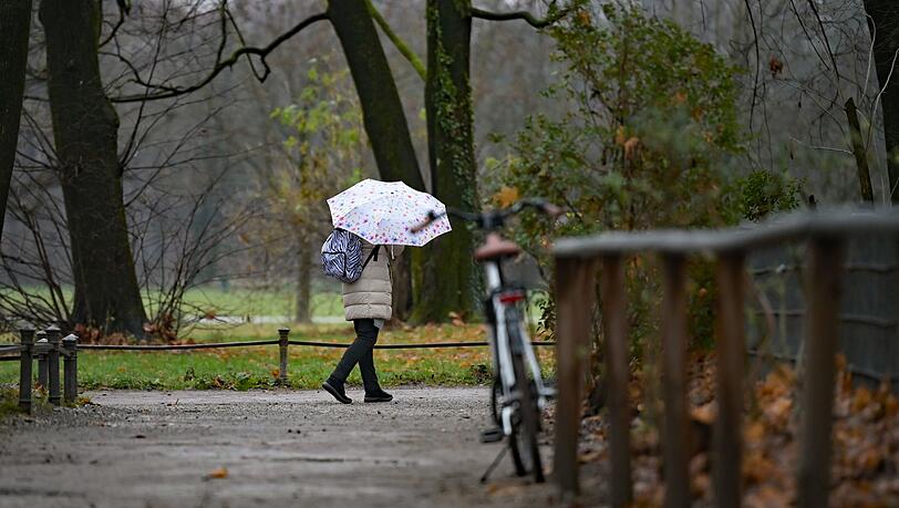 In der neuen Woche heißt es: Regenschirm einpacken. (Symbolbild)