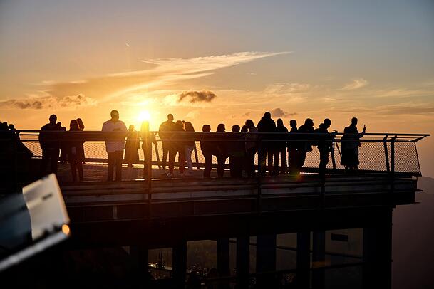Besucher auf der Gipfelterrasse.