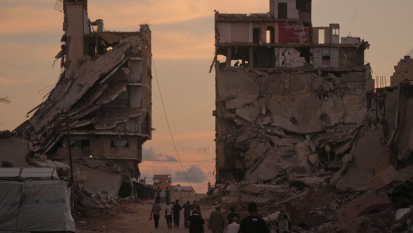 Israel hat seit dem Hamas-Massaker am 7. Oktober 2023 nach eigenen Angaben 100.000 Ziele in der Region angegriffen, die meisten davon im Gazastreifen. Israel hat seit dem Hamas-Massaker am 7. Oktober 2023 nach eigenen Angaben 100.000 Ziele in der Region angegriffen, die meisten davon im Gazastreifen.