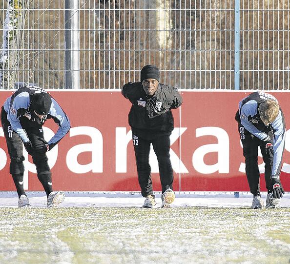 Als 16-Jähriger wurde Eke Uzoma (Mitte) von Nigeria nach Deutschland geschleust. Am Sonntag absolvierte er sein erstes Training bei den Münchner Löwen.