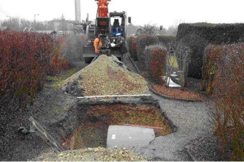 Der Schacht in Gern, in dem der Unfall passierte. Das schwere Betonrohr, das den Arbeiter verletzte, liegt in der Grube.