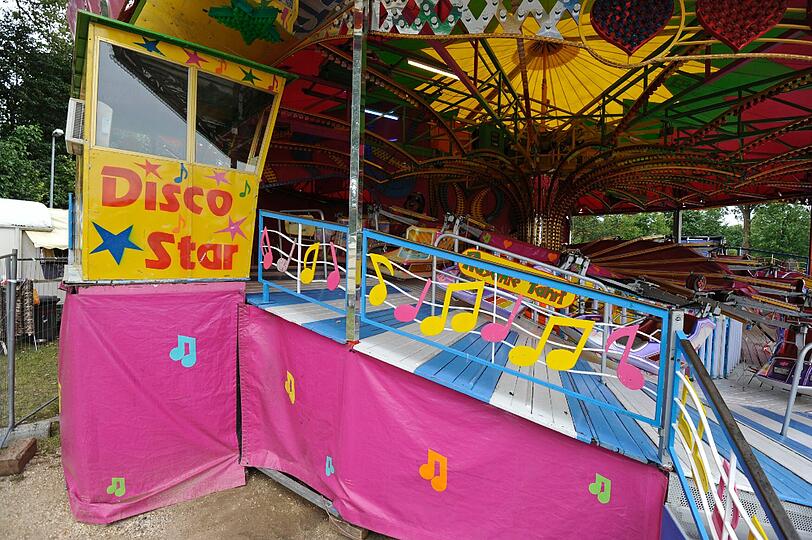 Das Karussel Disco Star auf dem Volksfest in Hemau: Drei Mädchen im Alter zwischen neun und elf Jahren sind am Dienstagabend schwer verletzt worden, als eine Haltestange bei voller Fahrt plötzlich brach und sich die Gondel löste, in der die Mädchen saßen. Die Bilder