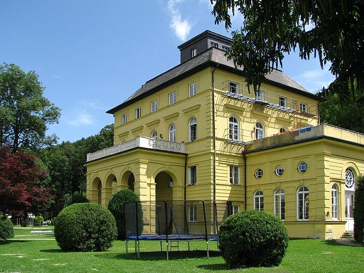 In mediterranem Gelb erstrahlt das Schloss Unterallmannshausen. Erbaut wurde es 1696 von Ferdinand Joseph Graf von Hörwarth.