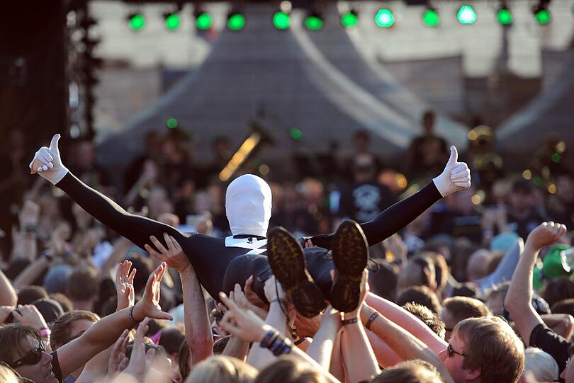 Am Mittwoch kamen die meisten Fans schon angereist, um am Donnerstag das größte Metal-Festival der Welt zu feiern. Aufgrund von Regenfällen waren Teile des Festivalgeländes noch ziemlich matschig - doch wen störts? Die Metall-Fans jedenfalls nicht! Die Bilder von Anreise und erstem Abend