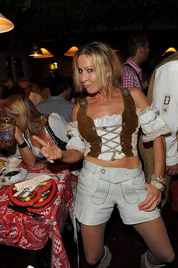 Birgit Stein mit einem gewagten Outfit im Hippodrom.