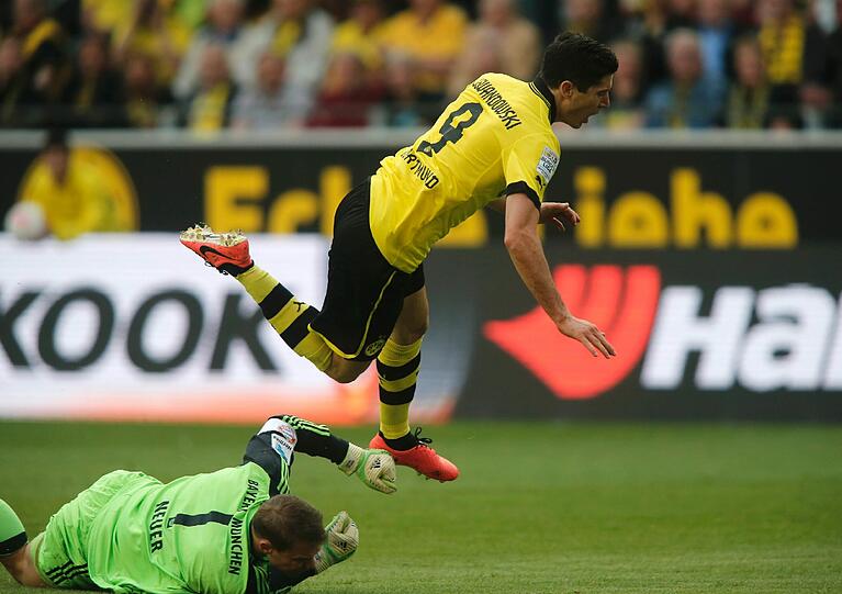 Hartes Einsteigen: Neuer bringt Lewandowski zu Fall