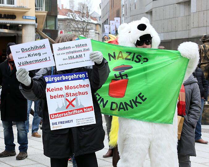 Islam-Gegner und Gegendemonstranten in Tierkostümen bei einer Kundgebung der &bdquo;Freiheit&ldquo; auf dem Marienplatz.