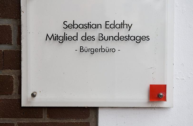 Ein Schild hängt am 11.02.2014 in Nienburg (Niedersachsen) am Eingang vom Bürgerbüro des ehemaligen Bundestagsabgeordneten Sebastian Edathy (SPD).