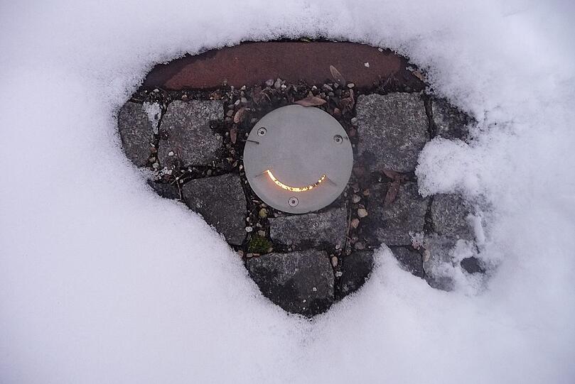 Diese Bodenleuchte scheint über den Schnee alles andere als unglücklich.