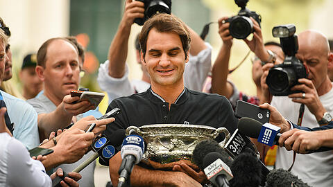 Am Tag nach seinem denkwürdigen Triumph bei den Australian Open hat Tennis-Maestro Roger Federer alle Zweifel an seiner sportlichen Zukunft vom Tisch gewischt. "Ich habe die sechsmonatige Pause auch genommen, damit ich hoffentlich noch einige Jahre spielen kann", sagte der 35-Jährige am Montagmorgen beim traditionellen Fotoshooting in Melbourne. Die zweite Hälfte der Saison 2016 hatte er wegen einer Meniskus-Operation verpasst.