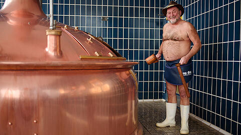 Der Bierbrauer Jürgen Hopf in seinem Erotikbierkeller der Lang-Bräu Brauerei.