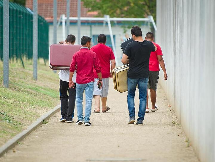 Männer in einer Aufnahmeeinrichtung für Flüchtlinge.
