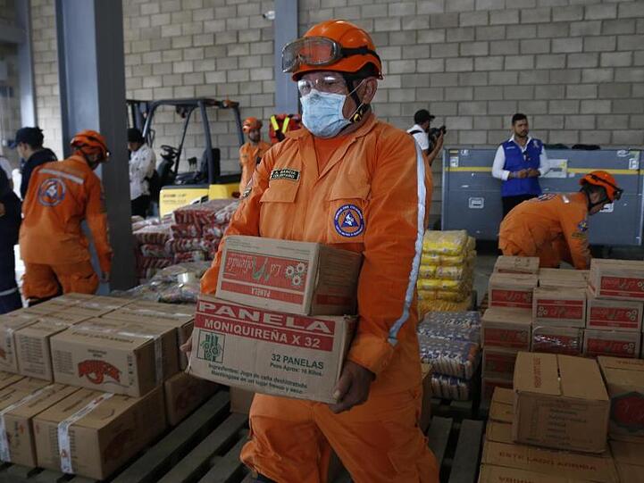 Die kolumbianische Feuerwehr organisiert Hilfsgüter. Zehn Lastwagen mit rund 100 Tonnen Lebensmitteln, Medizin sowie Hygieneartikel lagern nahe der Grenzbrücke Tienditas. Venezuelas Staatschef Maduro will keine Hilfsgüter ins Land lassen.