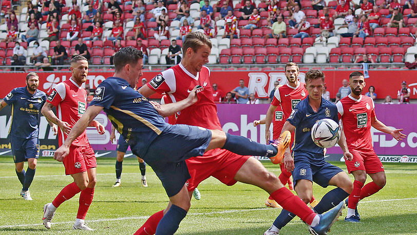 Marcel Bär TSV im Zweikampf gegen Lauterns Marvin Senger.