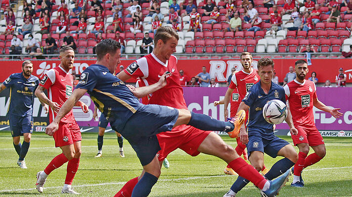 Marcel Bär TSV im Zweikampf gegen Lauterns Marvin Senger.