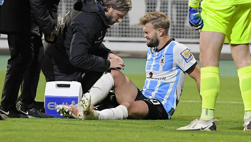 Schmerzverzerrtes Gesicht: 1860-Defensivspieler Yannick Deichmann musste verletzungsbedingt raus., Schmerzverzerrtes Gesicht: 1860-Defensivspieler Yannick Deichmann musste verletzungsbedingt raus.,