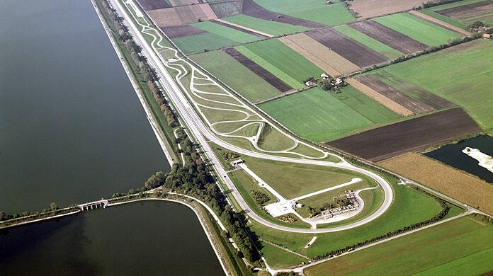 Die BMW-Teststrecke am Speichersee nördlich von München.