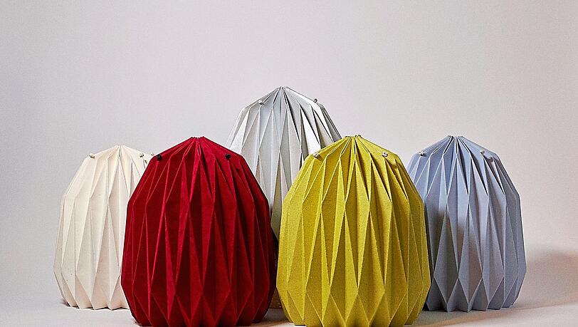 Erst vor Kurzem haben die beiden Regensburgerinnen den German Design Award 2024 für ihre Urnen erhalten – einen der wichtigsten Design-Preise Deutschlands. Was eine Urne kostet, lässt sich nicht genau sagen: Der Preis hängt von den einzelnen Bestattungsunternehmen ab und variiert stark. Erst vor Kurzem haben die beiden Regensburgerinnen den German Design Award 2024 für ihre Urnen erhalten – einen der wichtigsten Design-Preise Deutschlands. Was eine Urne kostet, lässt sich nicht genau sagen: Der Preis hängt von den einzelnen Bestattungsunternehmen ab und variiert stark.